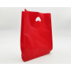 Shopper in plastica HDPE rossa, con maniglia fustellata a fagiolo