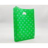 Shopper in plastica HDPE verde con fantasia Pois bianchi, maniglia fustellata a fagiolo, confezione da 5 kg.