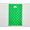 Shopper in plastica HDPE verde con fantasia Pois bianchi, maniglia fustellata a fagiolo, confezione da 5 kg.