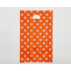 Shopper in plastica HDPE arancione con fantasia "Pois" bianchi, maniglia fustellata a fagiolo, confezione da 5 kg.