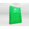 Shopper in plastica HDPE verde con fantasia Pois bianchi, maniglia fustellata a fagiolo, confezione da 5 kg.
