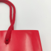 Shopper rosso plastificato lucido "Elegant chic" con maniglia cordone cotone