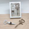 Set tappo e apribottiglia vino sposi, altezza 12 cm, in confezione regalo