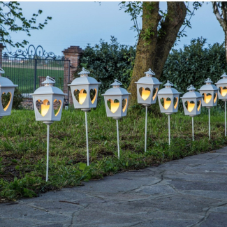 Lanterne bianche in metallo, decoro cuore, candela led avorio a batteria, supporto da terra,  confezione da 2 pezzi