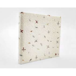Album con copertina in carta riso bianca con trama 33x33 cm, 50 pagine