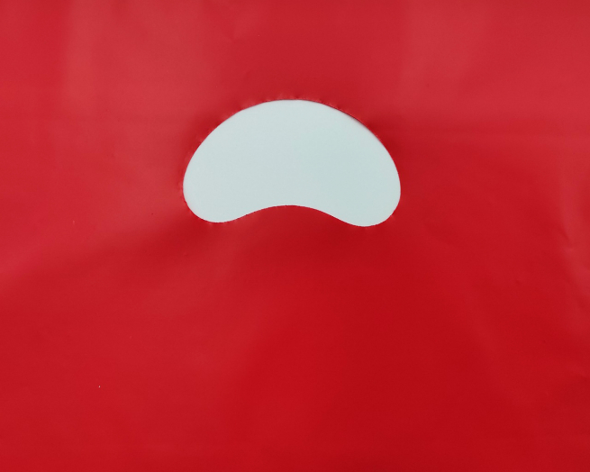 Shopper in plastica HDPE rossa, con maniglia fustellata a fagiolo