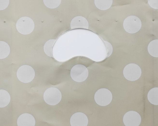 Shopper in plastica HDPE tortora con fantasia "Pois"Bianchi, maniglia fustellata a fagiolo, confezione da 5 kg.