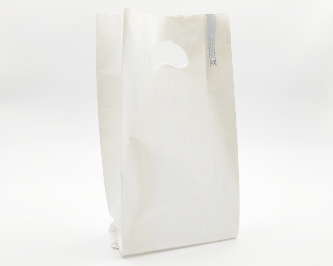 Shopper in plastica HDPE bianco, con maniglia fustellata a fagiolo, confezione da 5 kg.