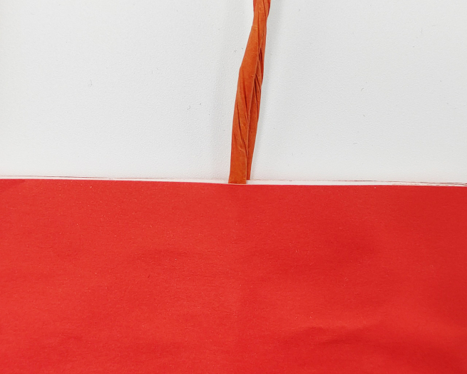 Shopper rosso con fondo largo quadrato e maniglia ritorta