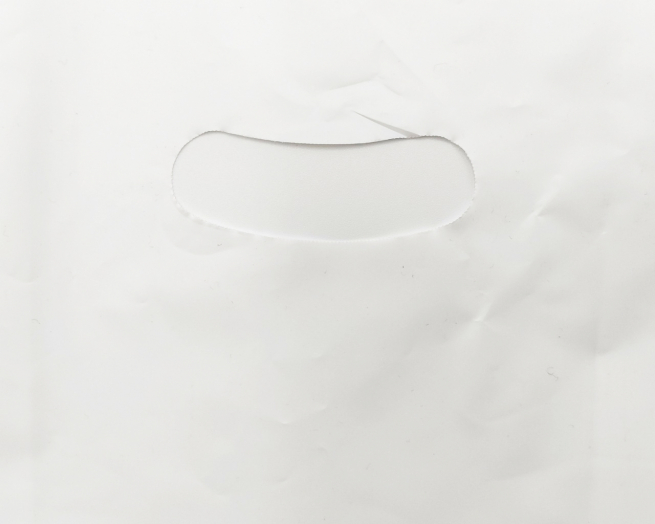 Shopper in plastica HDPE bianco, con maniglia fustellata a fagiolo, confezione da 5 kg.