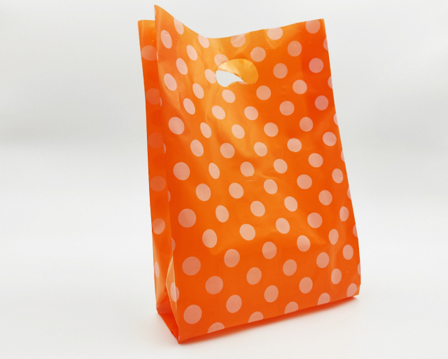 Shopper in plastica HDPE arancione con fantasia "Pois" bianchi, maniglia fustellata a fagiolo, confezione da 5 kg.