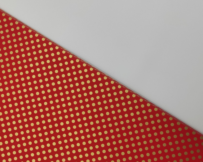 Carta da regalo double rosso 1 lato pois oro e 1 lato righe oro, formato 70x100 cm, confezione da 25 fogli