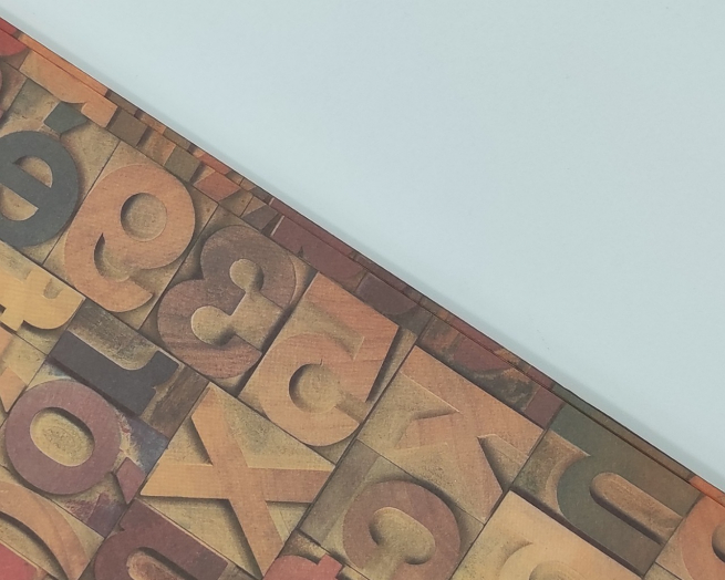 Carta regalo stampa caratteri, formato 70x100 cm, confezione da 25 fogli