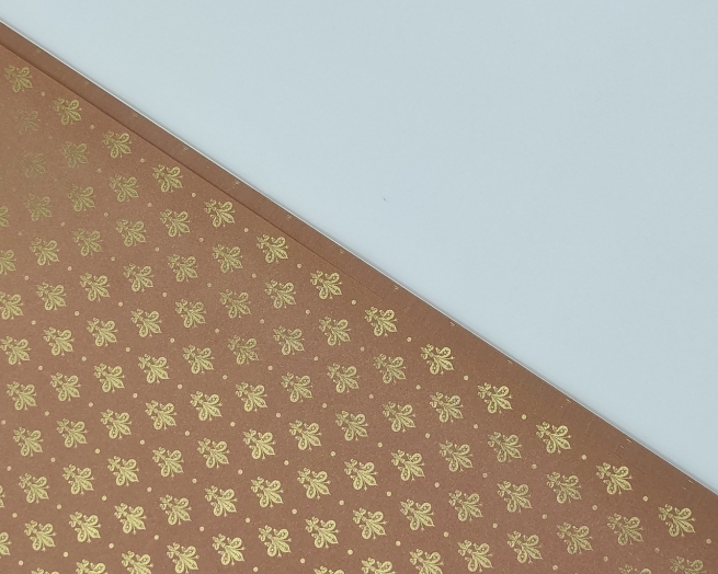 Carta regalo ocra con gigli oro, formato 70x100 cm, confezione da 25 fogli