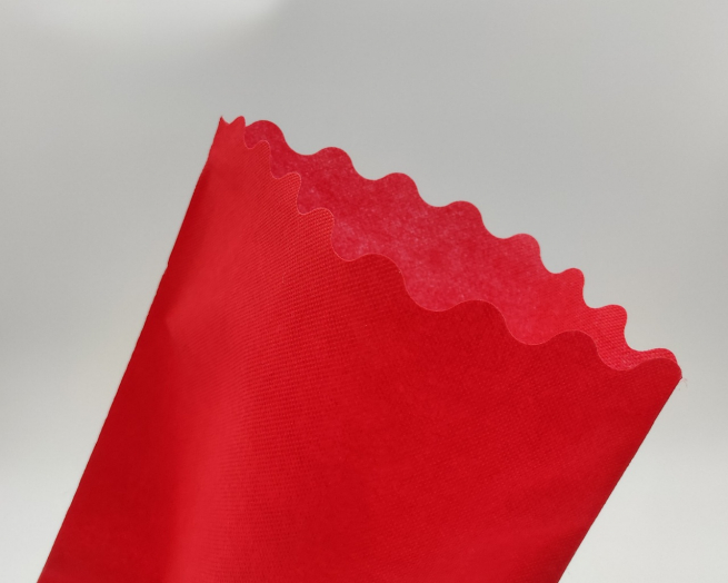 Sacchetto tessuto non tessuto rosso, bordo smerlato, confezione da 25 pezzi