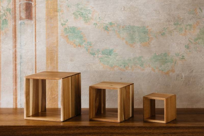 Set alzate-espositori cubiche in legno di acacia confezione da 3 pezzi