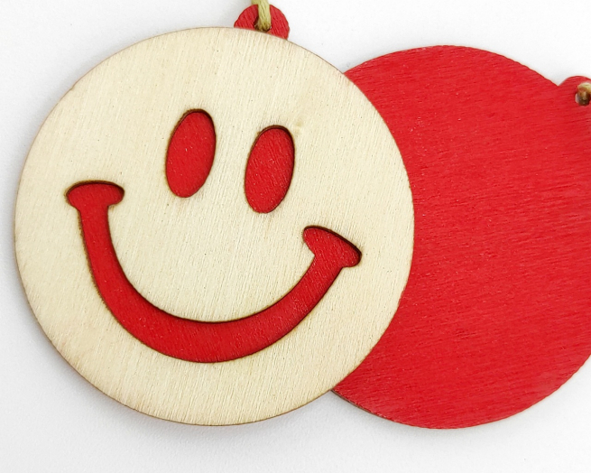 Etichetta tag in legno naturale-rosso con disegno "Smile" diametro 5cm, confezione da 6 pezzi