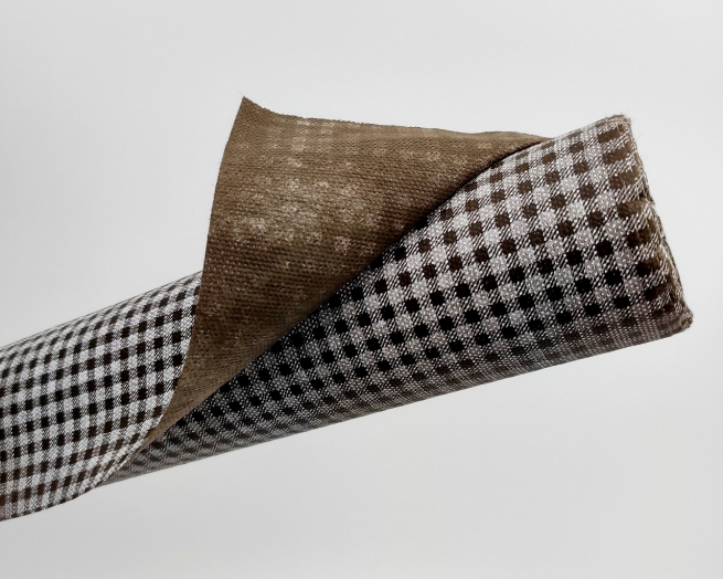 Tovaglia in tessuto non tessuto (TNT), con fantasia vichy a quadrettini bianchi e marrone, confezionata in rotolo da 1.60x10mt.