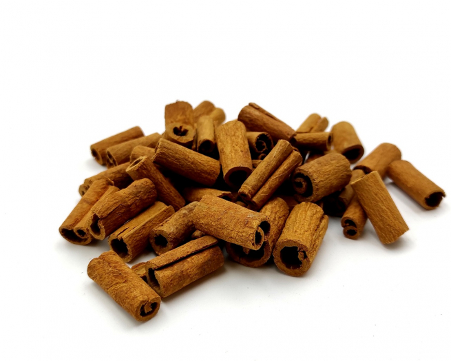 Stecche di cannella essiccate da 2.5 cm, busta da 500 gr. Destinate ad uso ESCLUSIVAMENTE DECORATIVO.