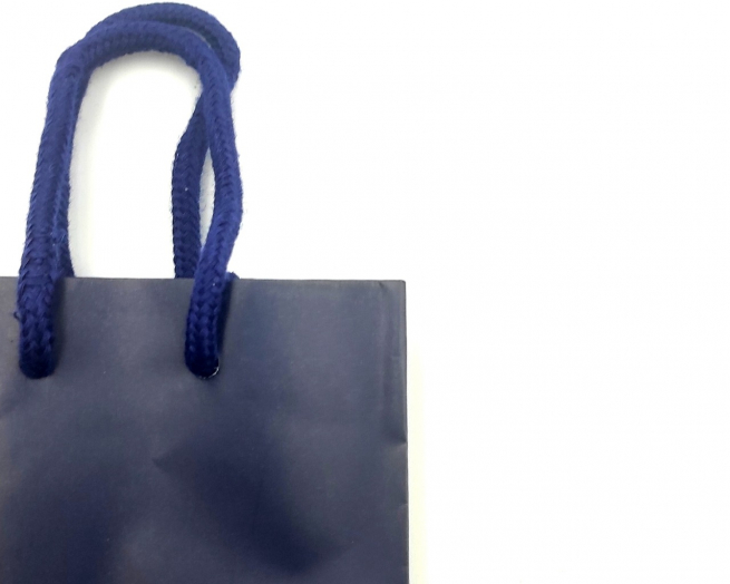 Shopper blu in carta plastificata opaca, con maniglia in cotone