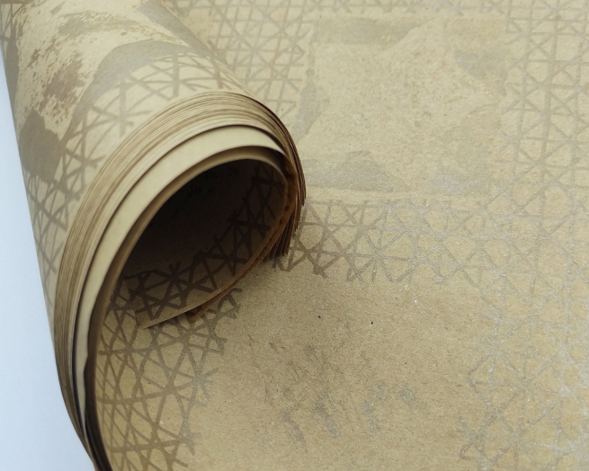Carta regalo ecopaglia beige, riciclabile, fantasia "Merry", in fogli formato 70 x 100 cm , confezione da 25 pezzi