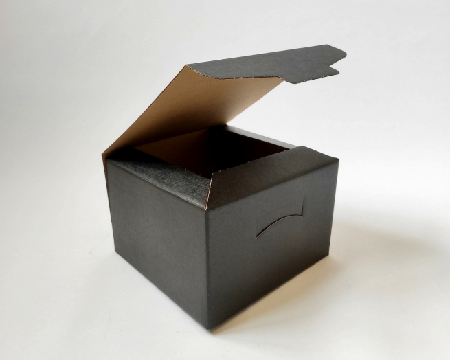 Scatola "Segreto" automontante base quadrata in cartone nero, vari formati