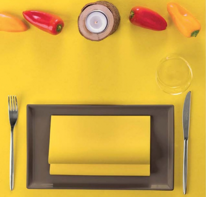Tovaglia runner "You&Me" in tessuto non tessuto giallo, rotolo da 24 metri (20 strappi da 120cm)