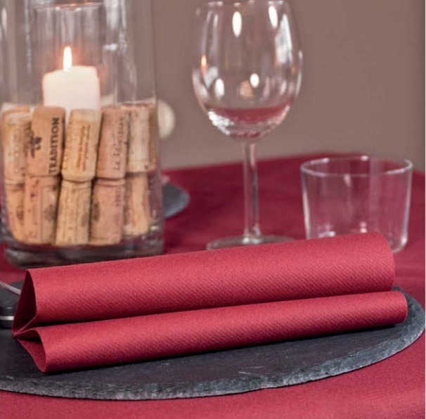 Tovaglia runner "You&Me" in tessuto non tessuto bordeaux, rotolo da 24 metri (20 strappi da 120cm)