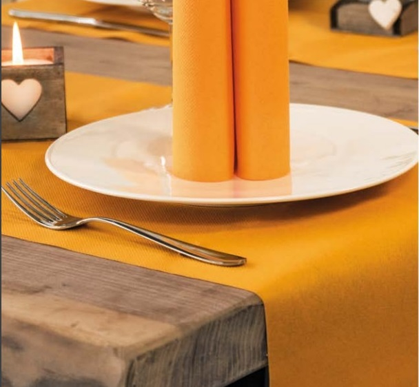 Tovaglia runner "You&Me" in tessuto non tessuto arancione, rotolo da 24 metri (20 strappi da 120cm)