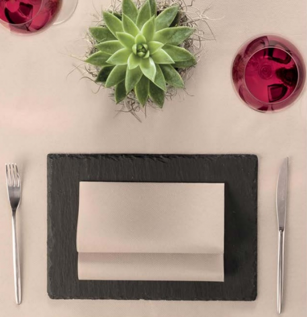 Tovaglia runner "You&Me" in tessuto non tessuto sabbia, rotolo da 24 metri (20 strappi da 120cm)