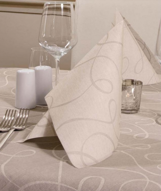 Tovaglia quadrata fantasia "Grace" creta in tessuto non tessuto airlaid 100x100cm, confezione da 25 pezzi