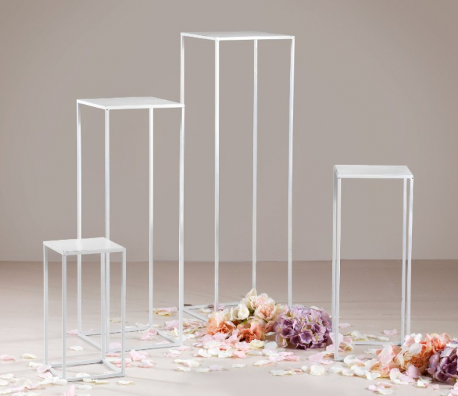 Alzata in metallo bianco base quadrata, altezza 100 cm