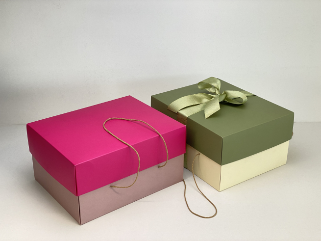 Scatola base rettangolare rosa con coperchio fucsia e cordini, 24x30x15 cm, cartone da 25 pezzi