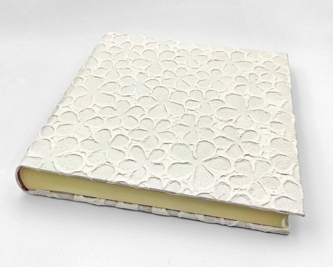 Album con copertina con copertina in carta riso bianca 33x33 cm, 50 pagine