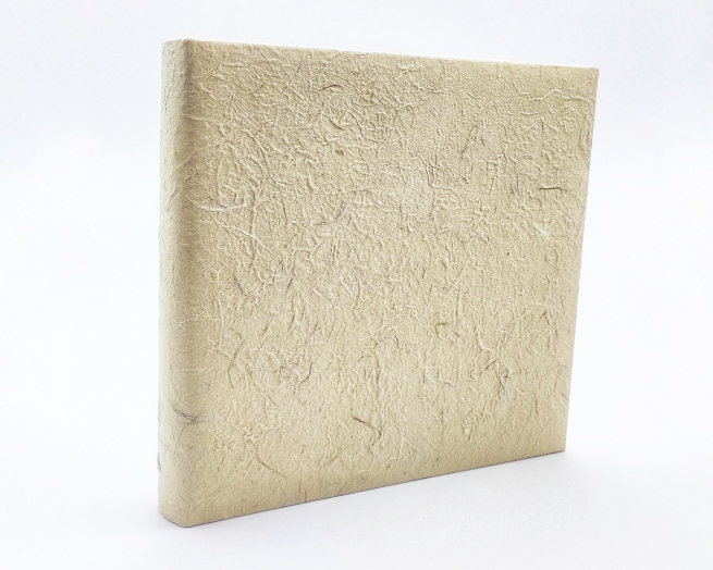 Album con copertina in carta riso fili beige 33x33 cm, 50 pagine