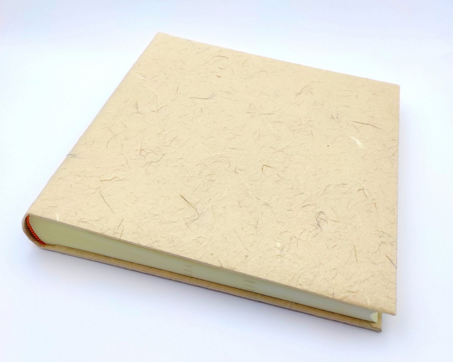 Album con copertina in carta riso fili beige 33x33 cm, 50 pagine