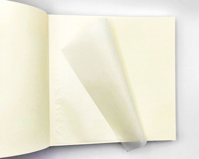 Album con copertina in carta riso fili beige 33x33 cm, 50 pagine