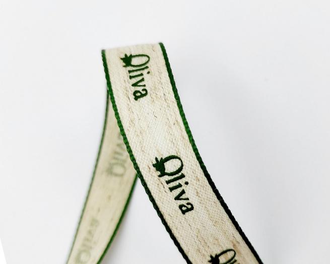 Fettuccia di lino panna con scritta "Oliva"e bordino verde, altezza 15 mm, lunghezza 20 metri