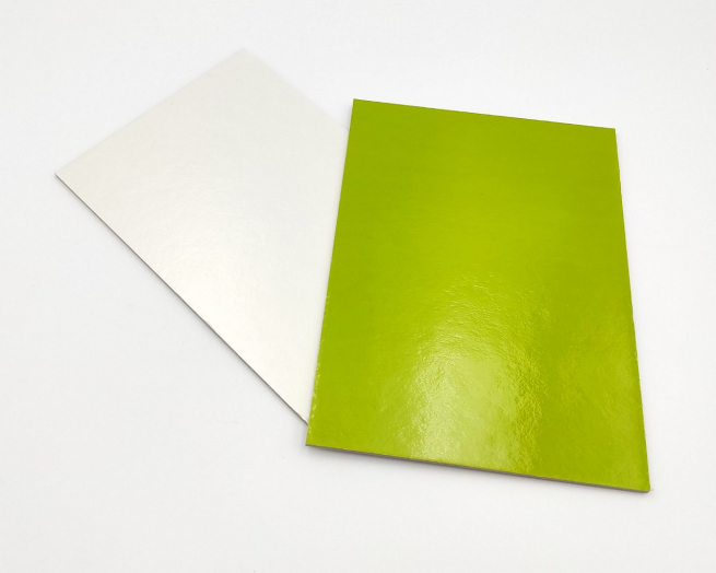 Tavoletta cartone bianco-verde acido bordo liscio, 2400 gr, cartone da 10 kg