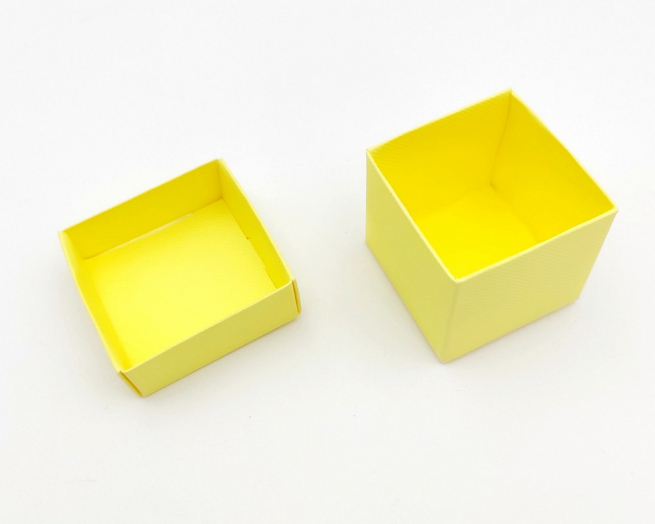 Scatola "Cubetto" in cartoncino giallo con coperchio, formato 5x5x5 cm, confezione da 10 pezzi