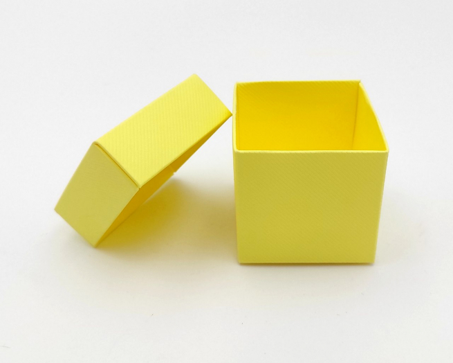 Scatola "Cubetto" in cartoncino giallo con coperchio, formato 5x5x5 cm, confezione da 10 pezzi