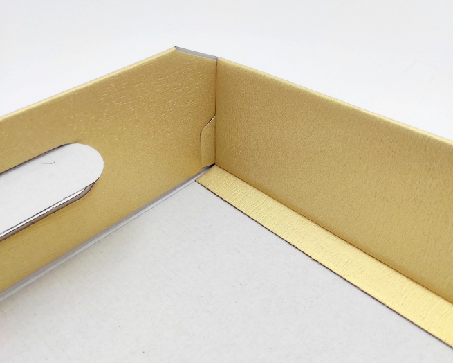 Scatola cesto automontante in cartoncino goffrato oro, 26x35x7 cm, confezione da 2 pezzi