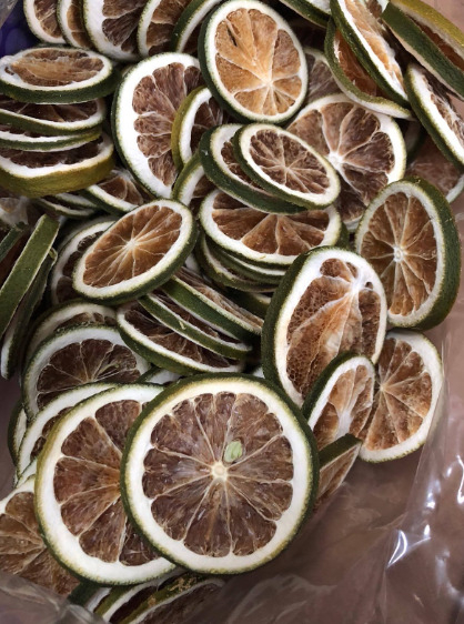 Limone verde essiccato a fette in busta da 250 gr. Destinato ad uso ESCLUSIVAMENTE DECORATIVO.