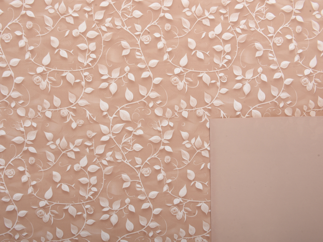 Carta da regalo in rotolo stampa "Coquette" con foglie bianche, fondo e interno caffè latte, altezza 1 metro, lunghezza 25 metri