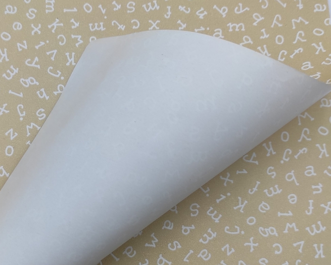 Carta da regalo beige, fantasia lettere bianche, formato 70x100 cm, confezione da 25 fogli