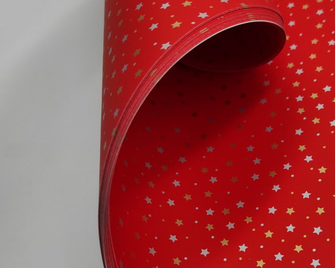 Carta da regalo tinta unita rosso con stelline, formato 70x100 cm, confezione da 25 fogli