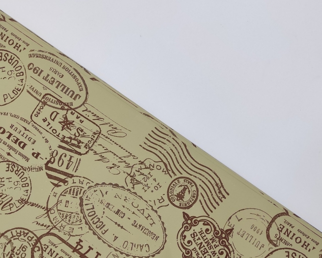 Carta regalo metallizzata tinta unita con decoro timbri fondo argento, formato 70x100 cm, confezione da 25 fogli
