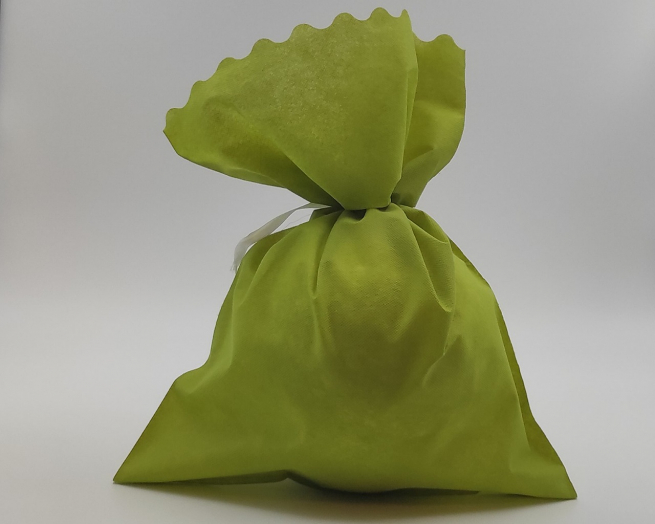 Sacchetto tessuto non tessuto verde salvia, bordo smerlato, confezione da 25 pezzi