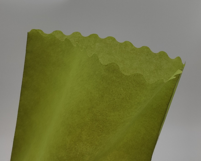 Sacchetto tessuto non tessuto verde salvia, bordo smerlato, confezione da 25 pezzi