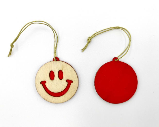 Etichetta tag in legno naturale-rosso con disegno "Smile" diametro 5cm, confezione da 6 pezzi